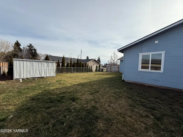 a view of a backyard