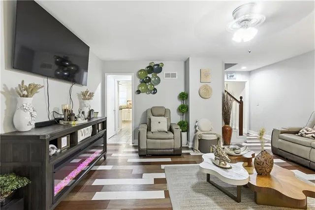 $339,900 | 915 Northwest 63rd Street, Kansas City, MO 64118