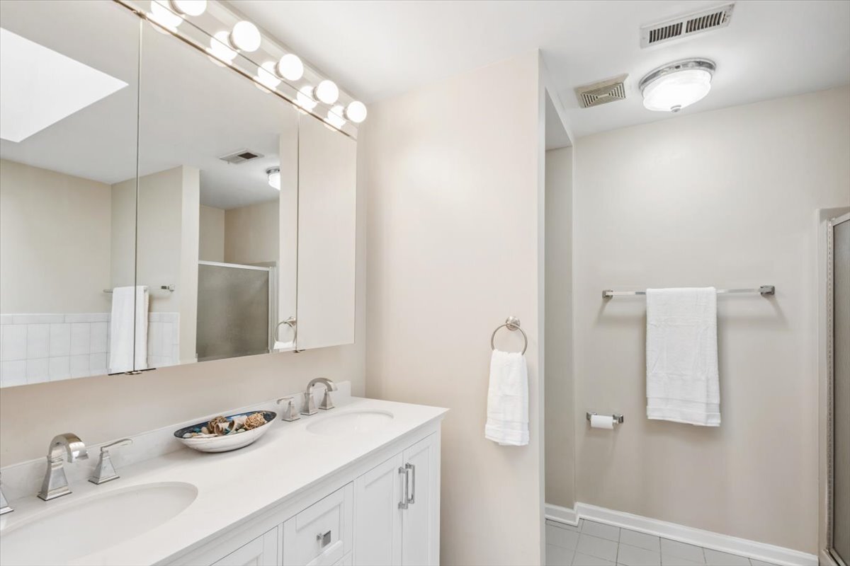 291 Lionel Road Riverside, IL 60546 - Photo 13 of 31