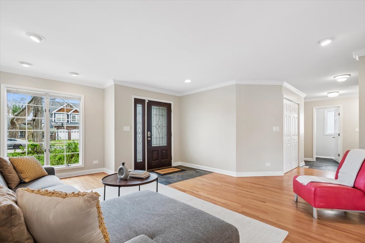 291 Lionel Road Riverside, IL 60546 - Photo 2 of 31