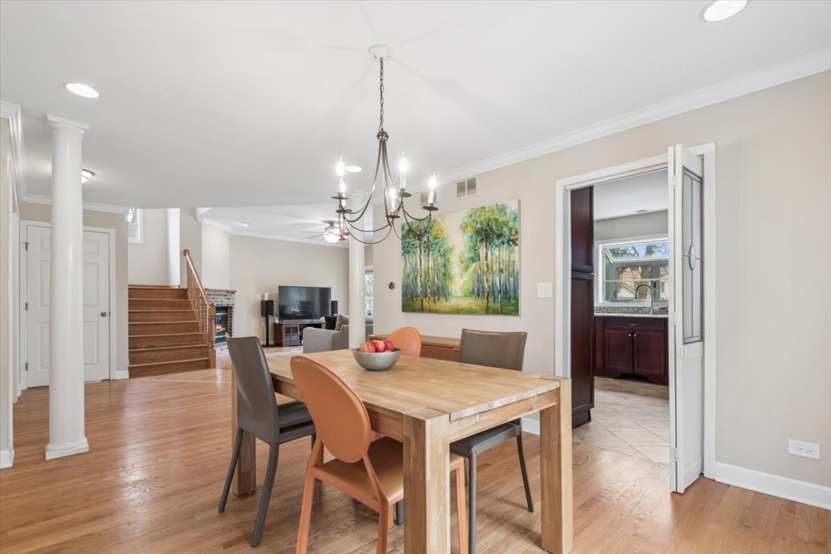 291 Lionel Road Riverside, IL 60546 - Photo 3 of 31