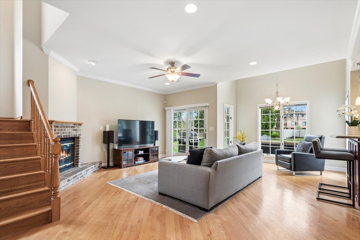 291 Lionel Road Riverside, IL 60546 - Photo 4 of 31