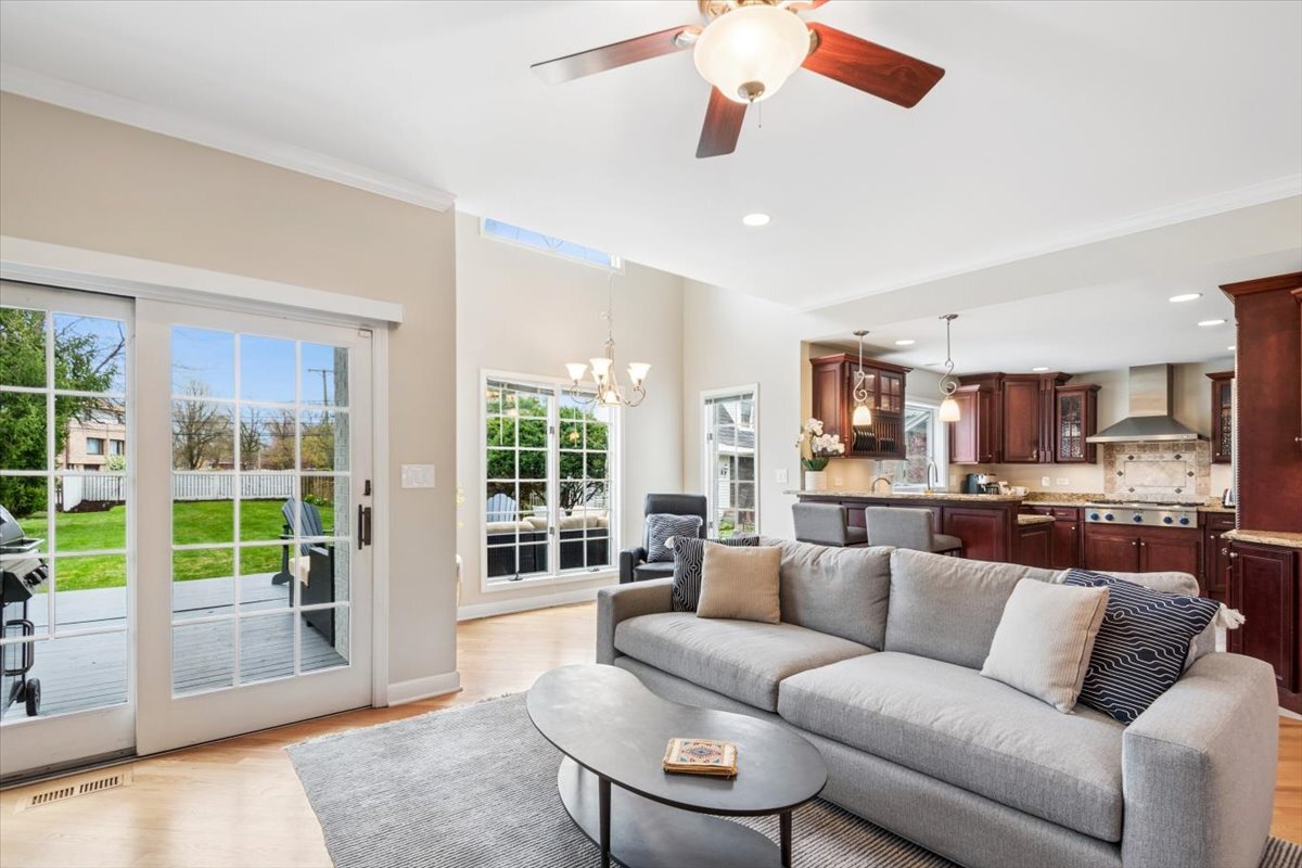 291 Lionel Road Riverside, IL 60546 - Photo 5 of 31