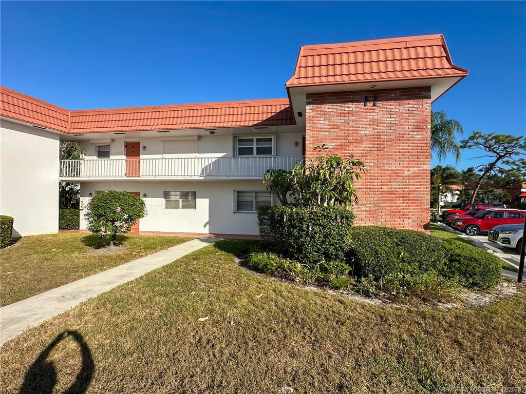 2600 Southeast Ocean Boulevard, Unit II1 Stuart, FL 34996 - Photo 3 of 38 a front view of a house with garden