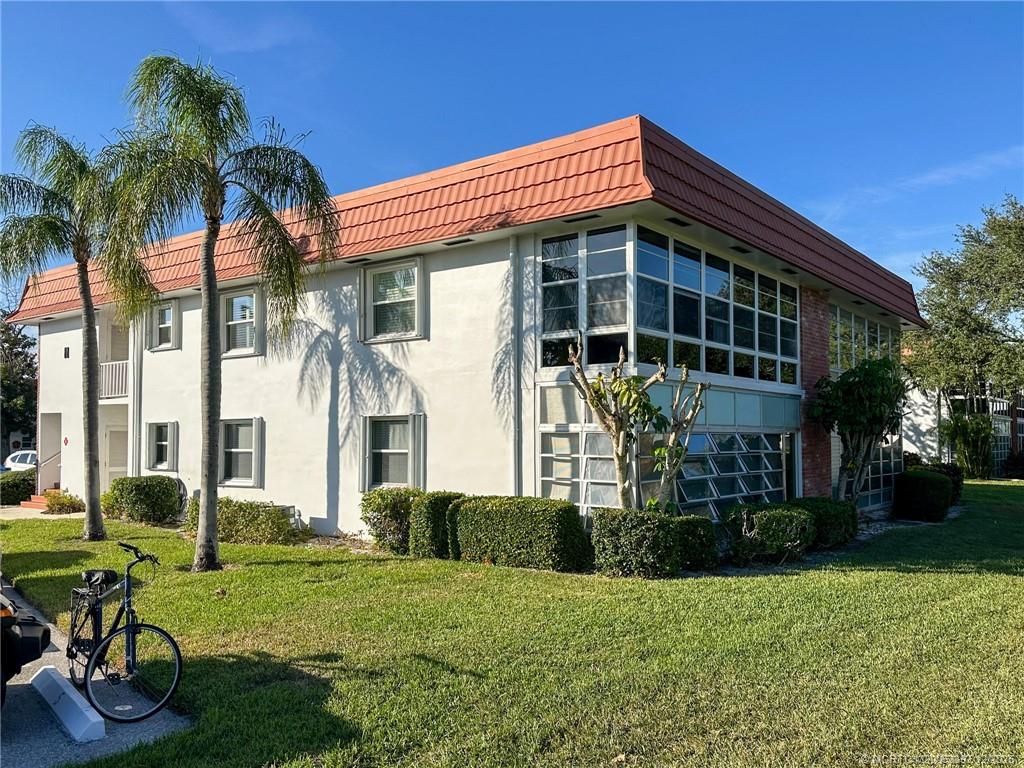 2600 Southeast Ocean Boulevard, Unit II1 Stuart, FL 34996 - Photo 6 of 38 a front view of house with yard and green space