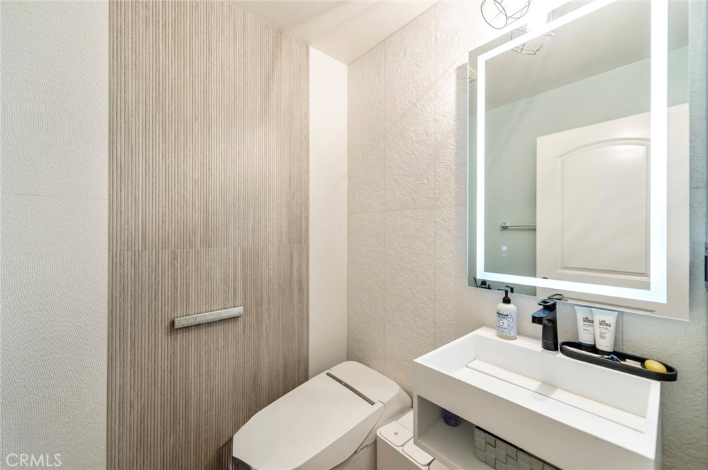 579 Boxwood Lane Azusa, CA 91702 - Photo 19 of 27 a bathroom with a sink a toilet and mirror