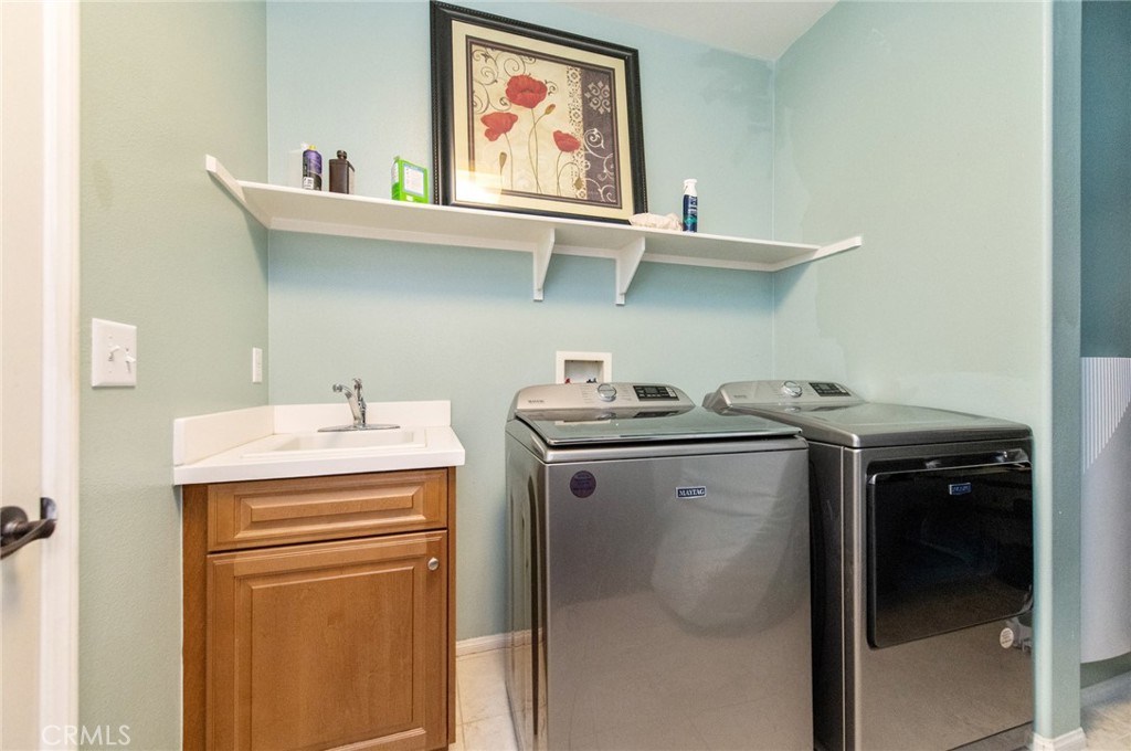 579 Boxwood Lane Azusa, CA 91702 - Photo 24 of 27 a utility room with dryer and washer