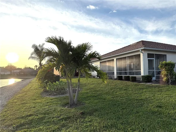 a view of a house with a backyard