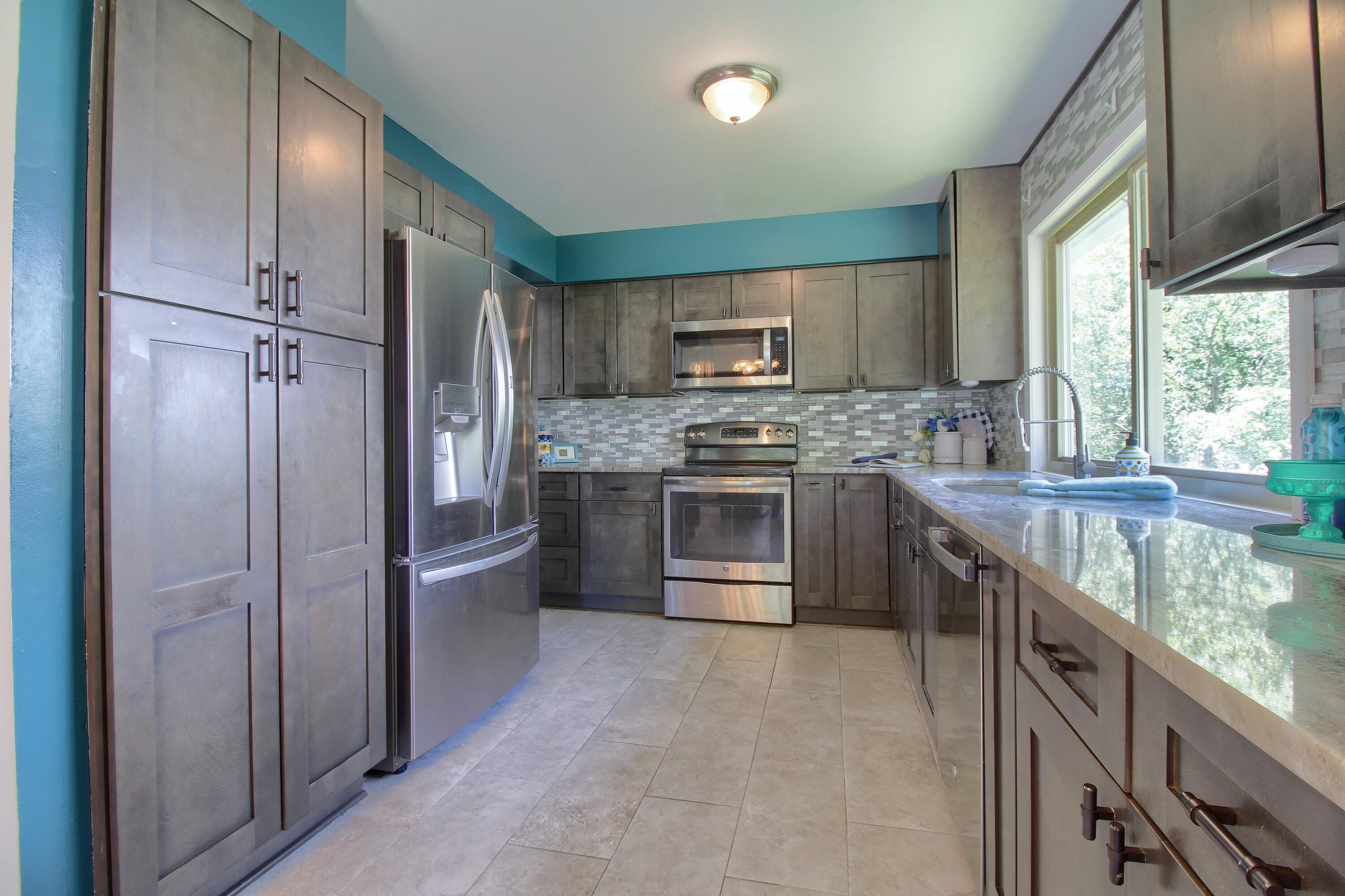 42608 Hanford Road Canton, MI 48187 - Photo 8 of 32 8-Kitchen