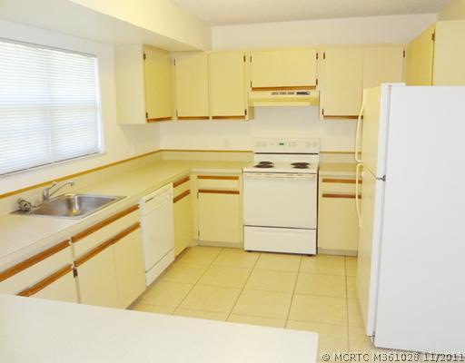 2134 Southeast Carnation Road Port St. Lucie, FL 34952 - Photo 5 of 14 Kitchen.