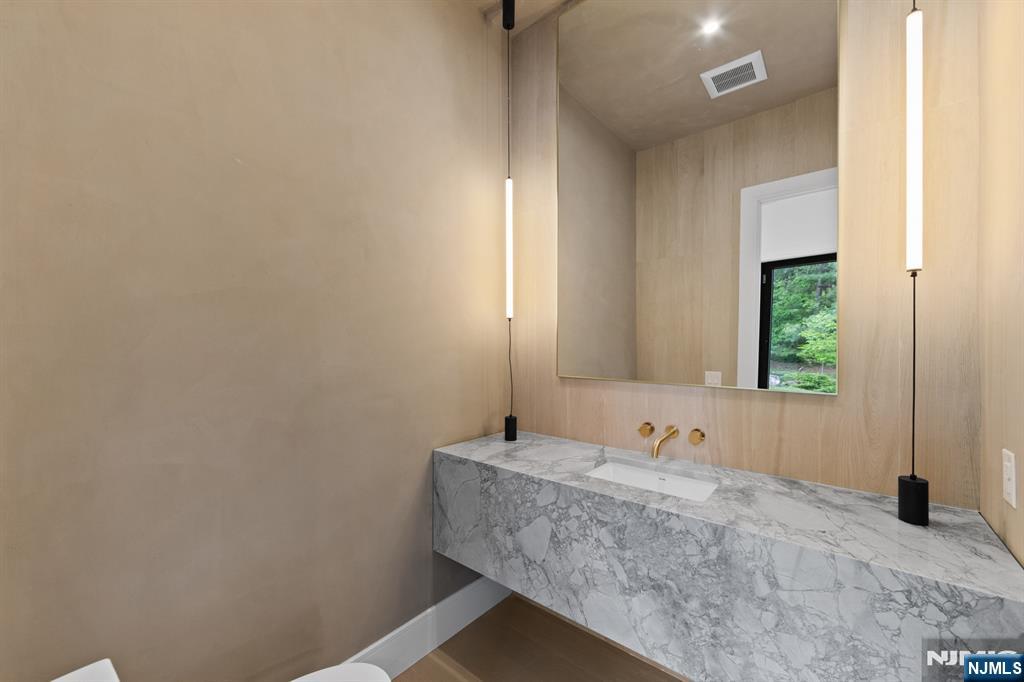 809 Shore Drive Butler, NJ 07405 - Photo 13 of 34