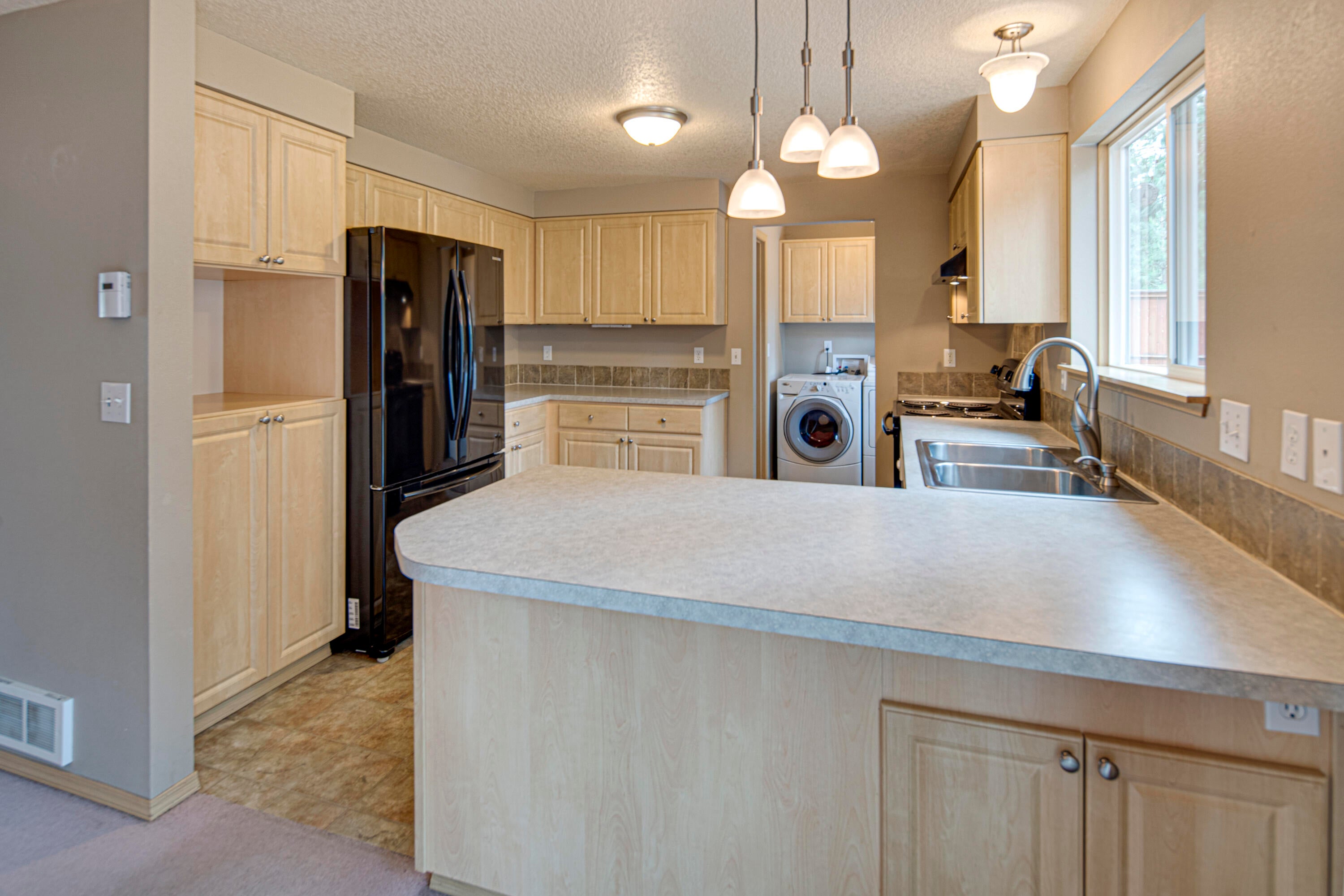 18902 Choctaw Road Bend, OR 97702 - Photo 11 of 38 Light & Bright Kitchen