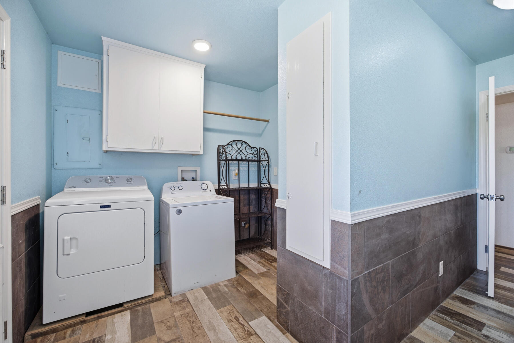 31393 Dahlem Drive Exeter, CA 93221 - Photo 24 of 79 24 - Laundryroom