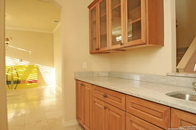 a view of a livingroom with furniture