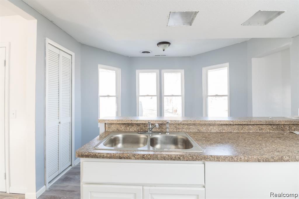 1601 Center Road Flint, MI 48506 - Photo 6 of 25