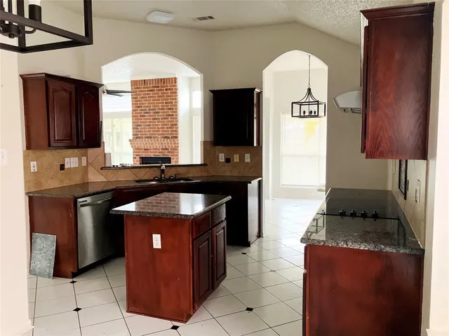 $2,100 | 6006 Team Court, Arlington, TX 76018