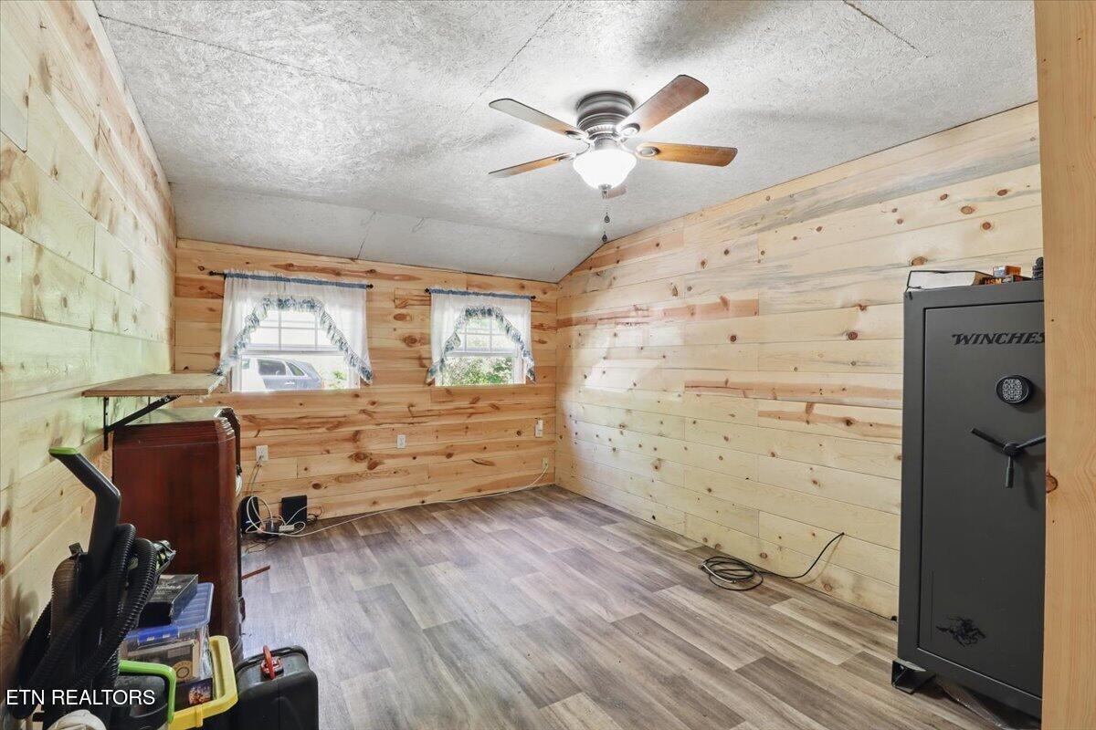 180 Stevenson Bridge Road Middlesboro, KY 40965 - Photo 13 of 31 11-Photo_011