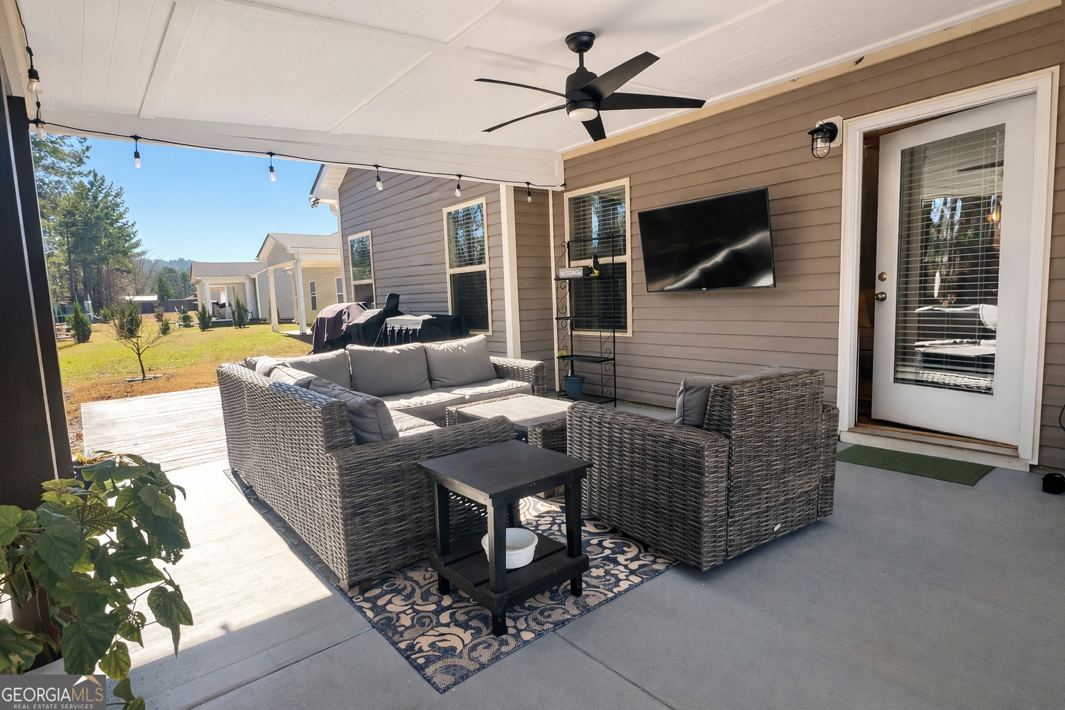 78 Willowrun Drive Rome, GA 30165 - Photo 31 of 35 a living room with furniture and a flat screen tv