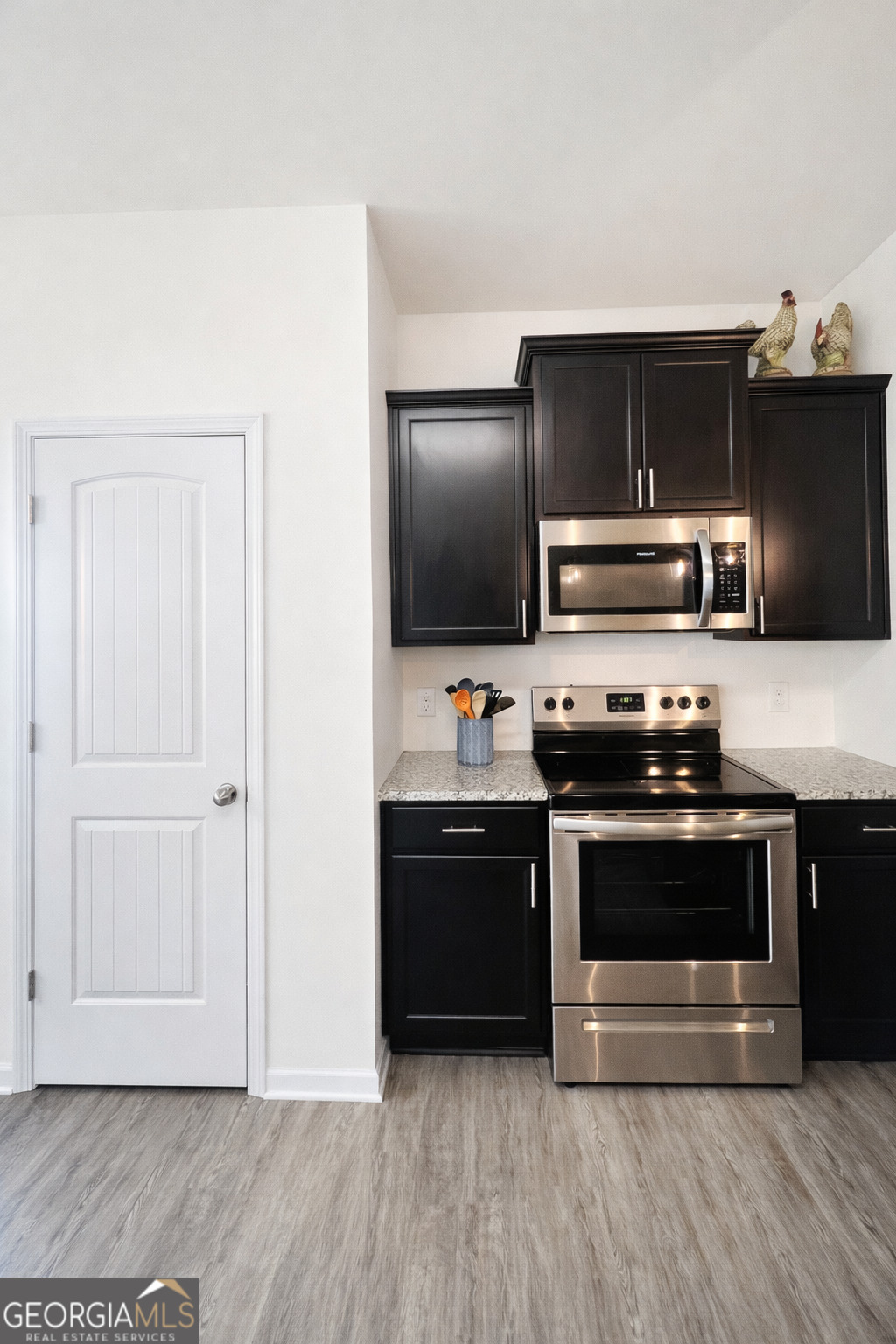 78 Willowrun Drive Rome, GA 30165 - Photo 10 of 35 a kitchen with a stove and a microwave