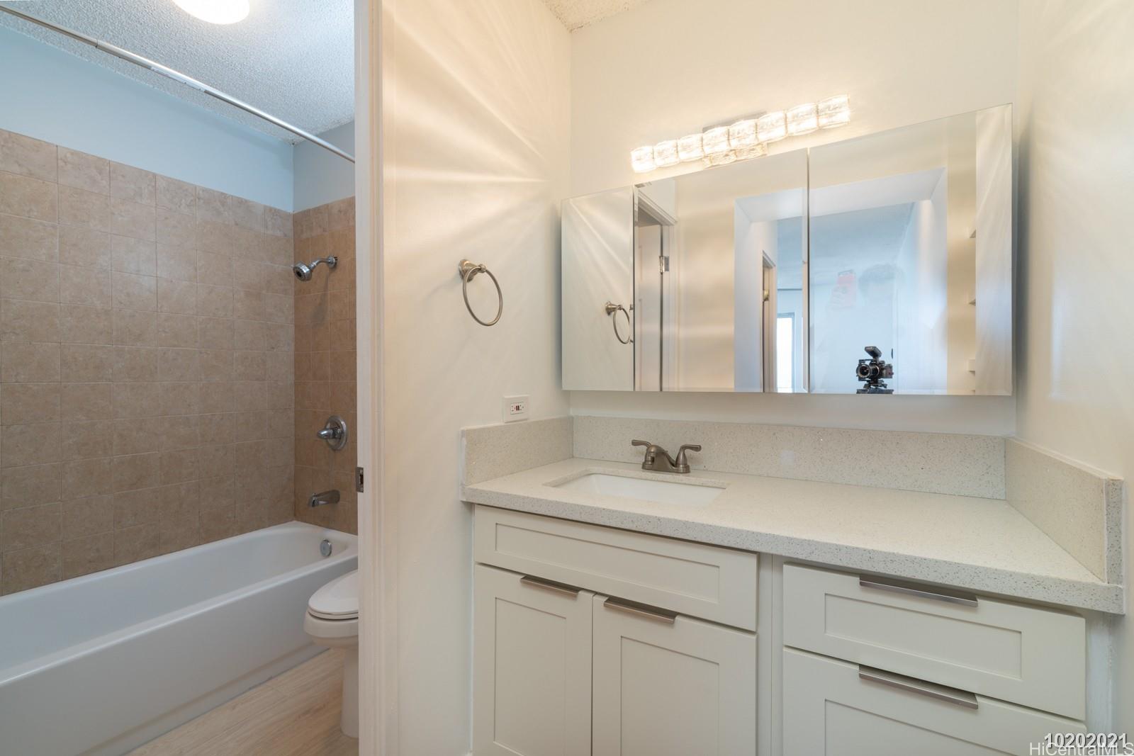 98-1038 Moanalua Road, Unit 1901 Aiea, HI 96701 - Photo 20 of 22 Primary bedroom bath en-suite