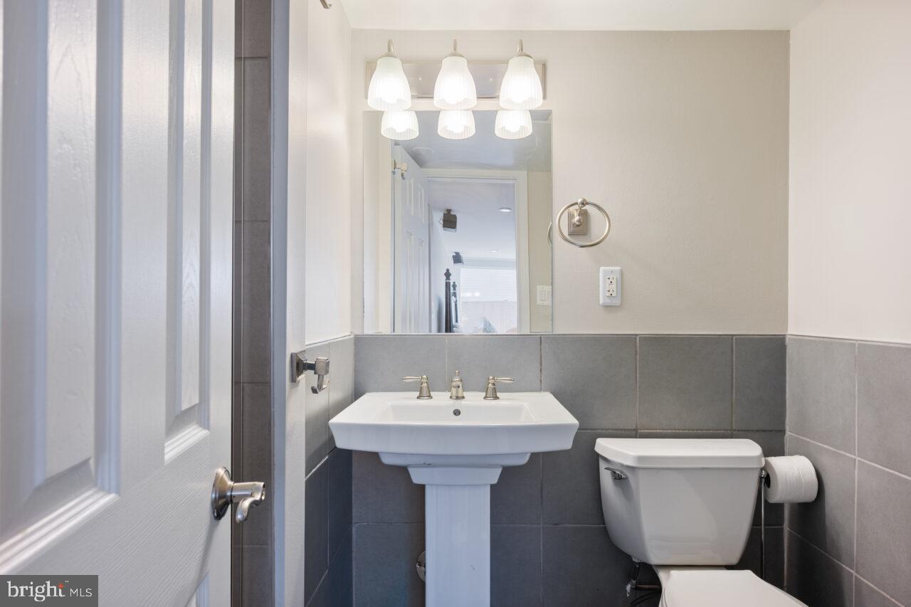 2405 Cedar Lane Vienna, VA 22180 - Photo 18 of 56 a bathroom with a toilet sink and mirror