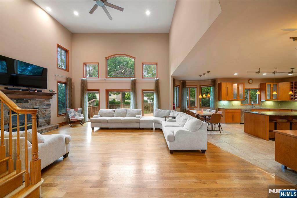325 Cooper Place Paramus, NJ 07652 - Photo 7 of 31