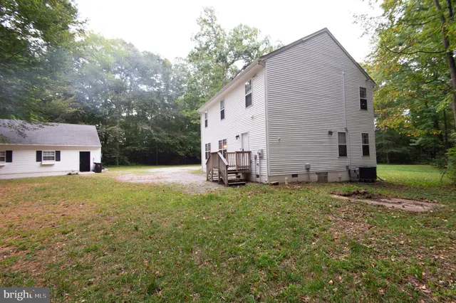 a view of a house with backyard