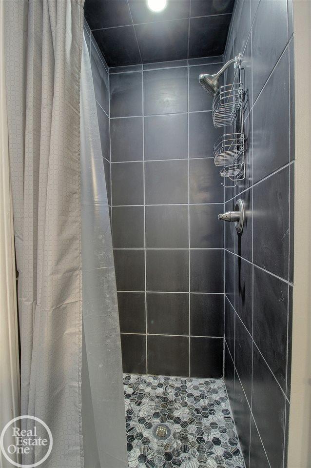 832 Trombley Road Grosse Pointe, MI 48230 - Photo 18 of 52 31360773-17.JPG