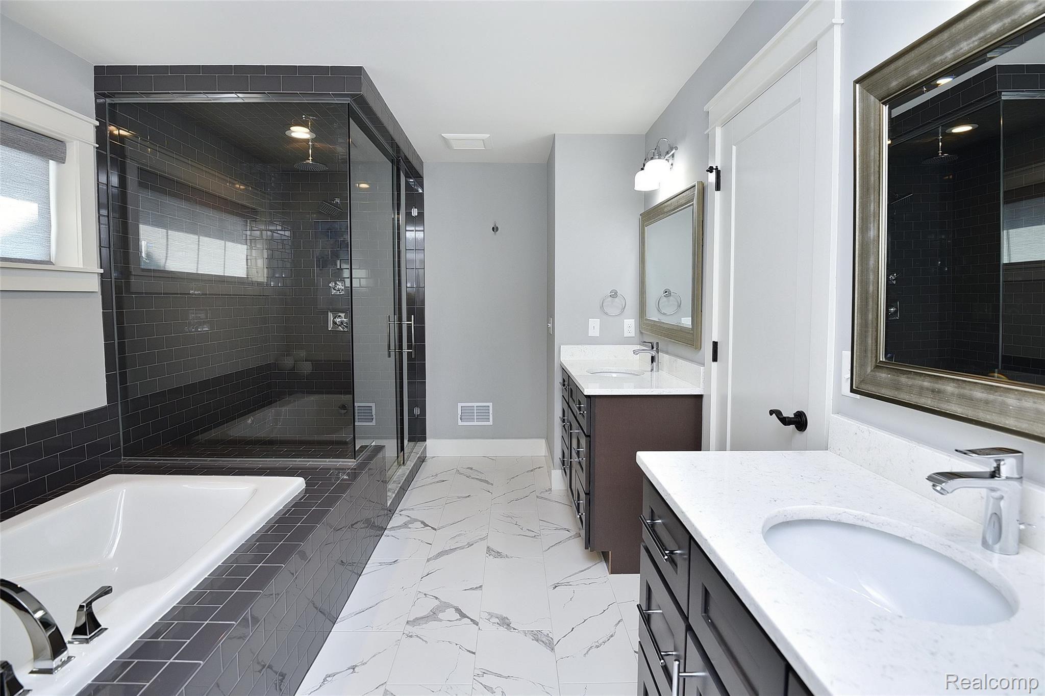 2396 Franklin Road Berkley, MI 48072 - Photo 20 of 42 2396 Franklin_23.JPG