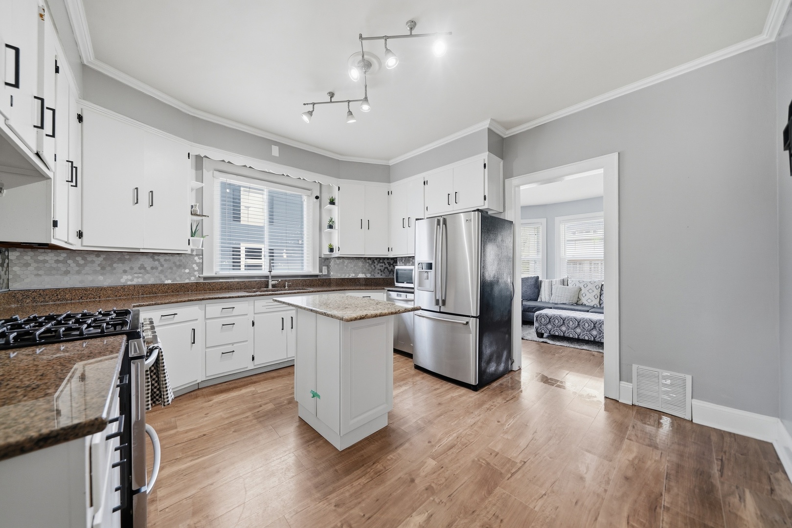 483 Barrett Street Elgin, IL 60120 - Photo 5 of 20 Gallery Image 5