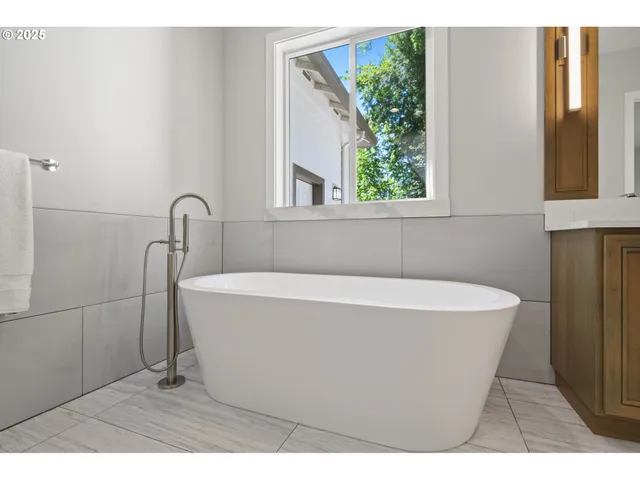 $1,150,000 | 16010 Northeast 152nd Avenue, Brush Prairie, WA 98606