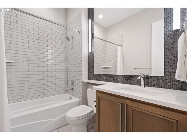 $1,150,000 | 16010 Northeast 152nd Avenue, Brush Prairie, WA 98606