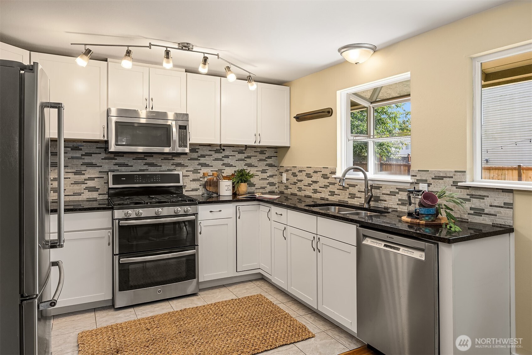 1008 Logan Road Lynnwood, WA 98036 - Photo 4 of 25 Gallery Image 4