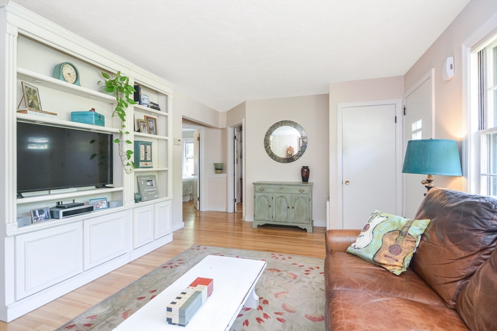 8 Hammond Road Natick, MA 01760 - Photo 4 of 24 Gallery Image 4