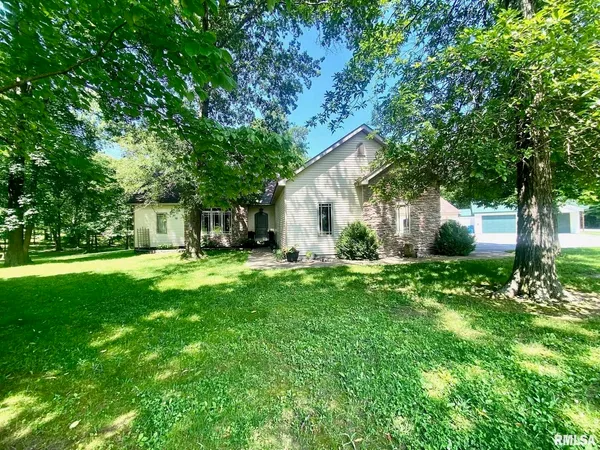 a view of a house with backyard and garden