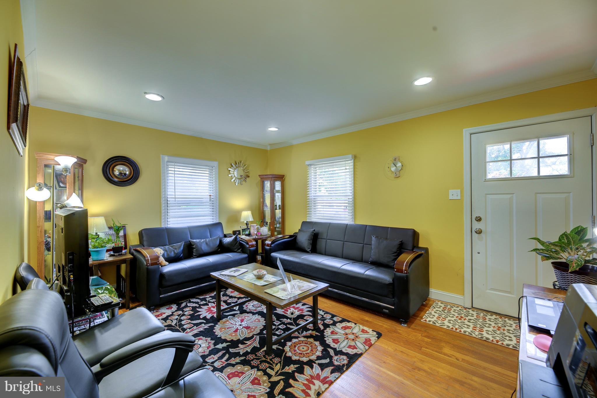 11707 Goodloe Road Silver Spring, MD 20906 - Photo 3 of 21 Living Room