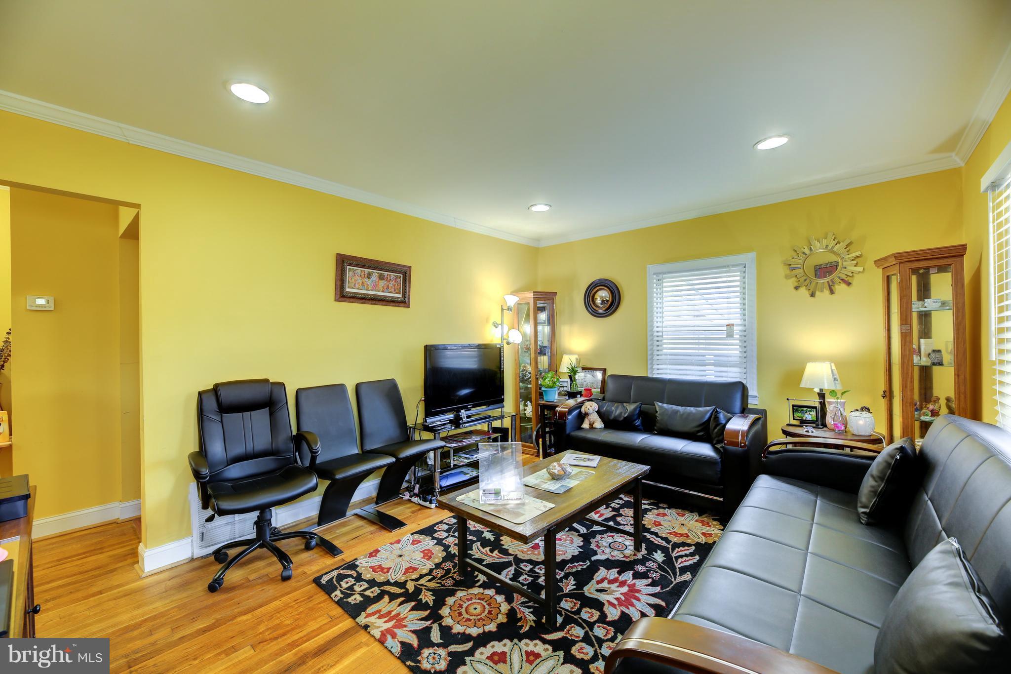 11707 Goodloe Road Silver Spring, MD 20906 - Photo 4 of 21 Living Room