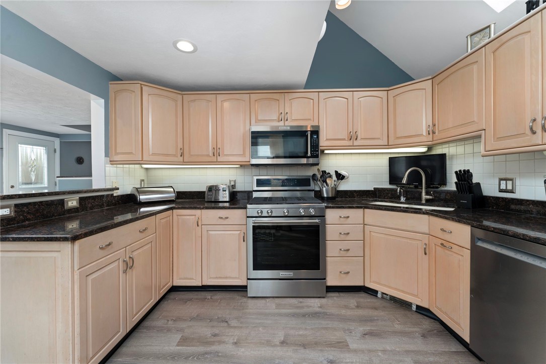 118 Airway Road Warwick, RI 02886 - Photo 5 of 39 Gallery Image 5