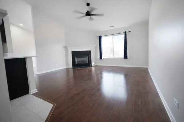 $2,600 | 1084 Park Hill Circle, Unit 1084, Aurora, IL 60502