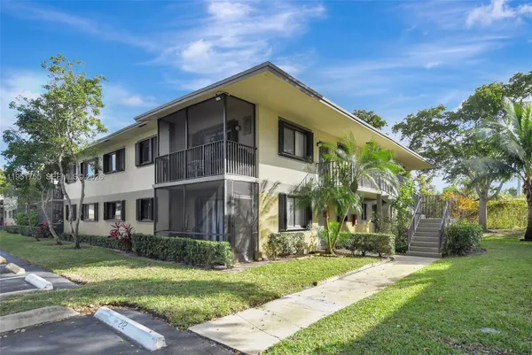$269,000 | 588 Trace Circle, Unit 211, Deerfield Beach, FL 33441