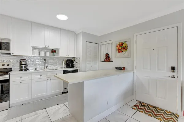 $269,000 | 588 Trace Circle, Unit 211, Deerfield Beach, FL 33441