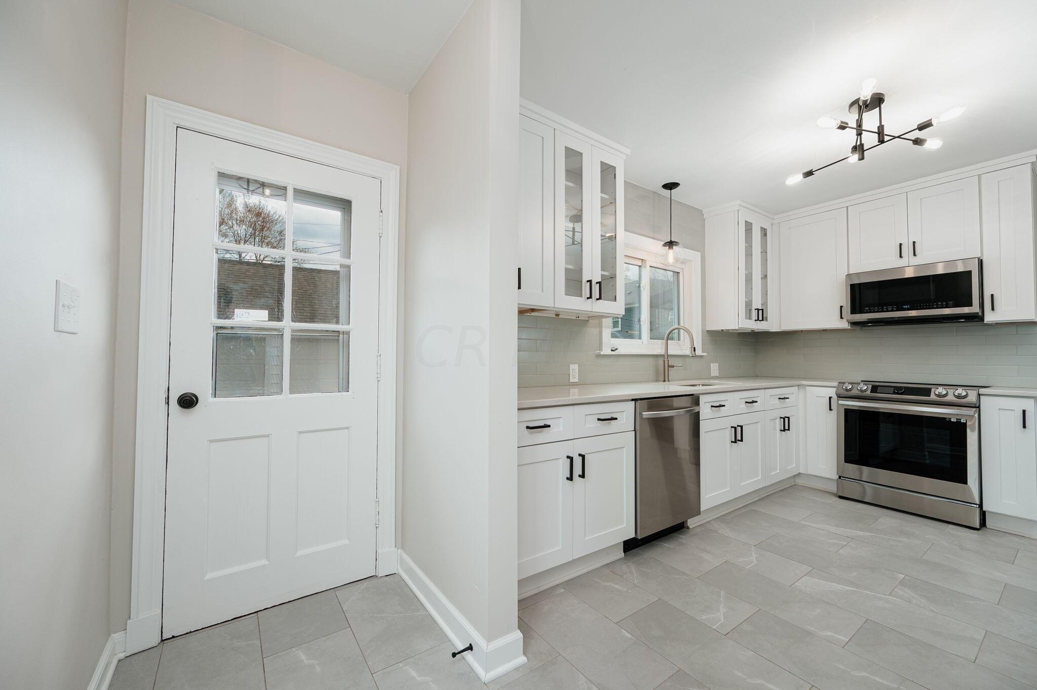 1881 Stanford Road Columbus, OH 43212 - Photo 11 of 37 Separate entry way to kitchen