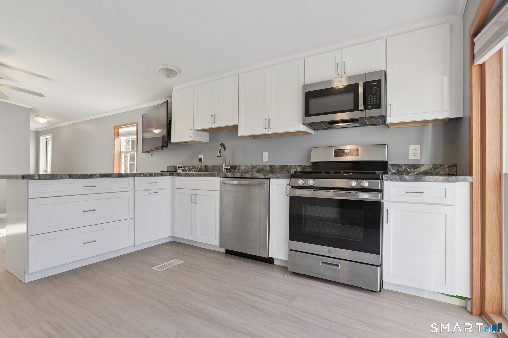 5 Cook Terrace Westbrook, CT 06498 - Photo 8 of 19 Soft closed drawers and new cabinets and countertops