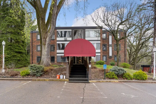 $199,900 | 3076 Lexington Avenue North, Unit A6, Roseville, MN 55113