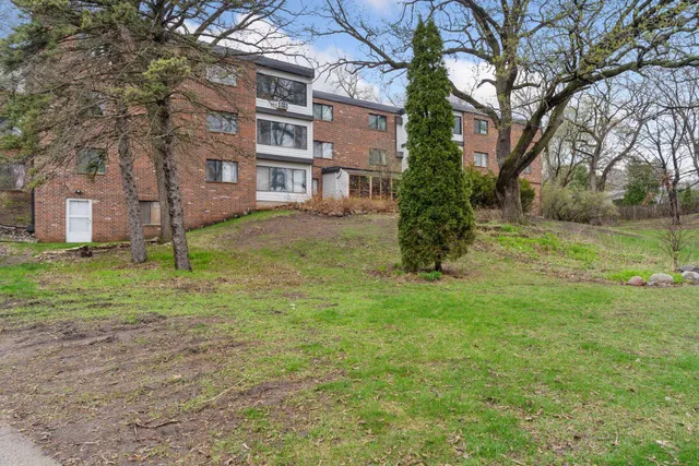 $199,900 | 3076 Lexington Avenue North, Unit A6, Roseville, MN 55113