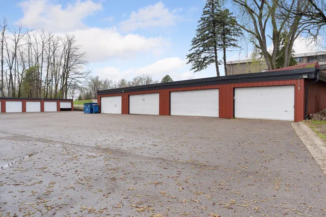 $199,900 | 3076 Lexington Avenue North, Unit A6, Roseville, MN 55113