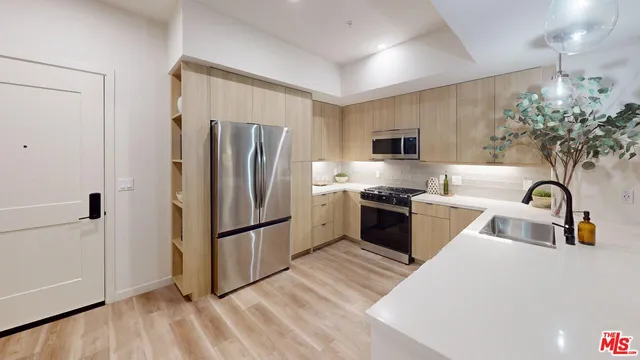 $3,225 | 800 North Front Street, Unit 1309, Burbank, CA 91502