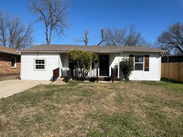 a view of a house with a yard and garage