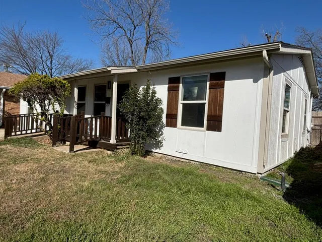 a view of a house with backyard and porch