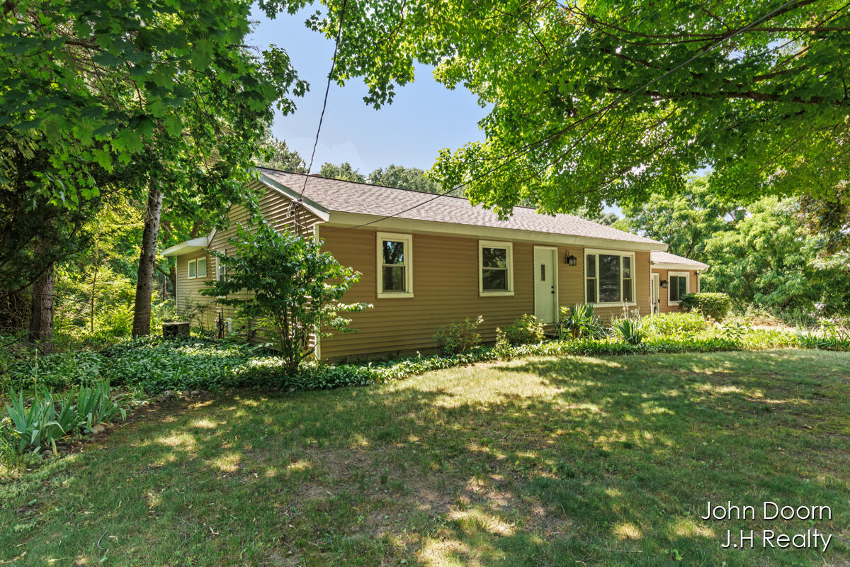 2014 3 Mile Road Northeast Grand Rapids, MI 49505 - Photo 2 of 43 IMG_1001